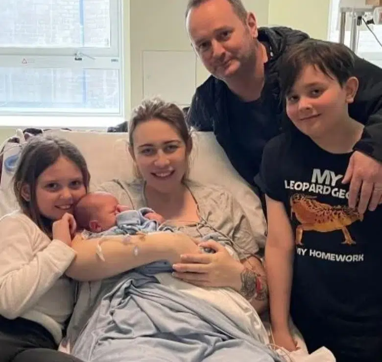 Picture of Faye with newborn and her family